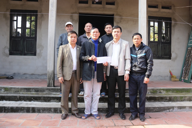 Hội Chữ thập đỏ huyện Việt Yên tặng quà 37 hộ gia đình đặc biệt khó khăn